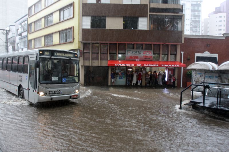 Esquina da Visconde de Nácar com Fernando Moreira (Centro): um dos pontos em que a água subiu | Walter Alves/Gazeta do Povo