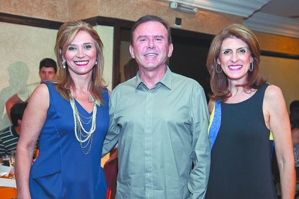 O presidente do Centro Europeu, Carlos Sandrini, com Celinha Maria Buschle (à esq.) e Vânia Schwertner, coordenadoras do curso de Design de Moda da escola na sétima edição do Centro Europeu Fashion Design, que marcou a formatura das turmas do curso. O evento foi na última segunda-feira no Hotel Mabu, em Curitiba | Amarildo Henning