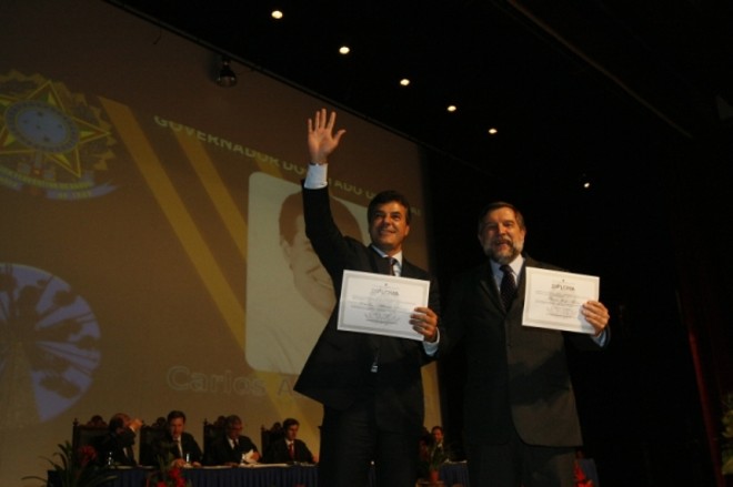 Beto Richa recebeu o diploma ao lado de seu vice, Flávio Arns: governador eleito voltou a dizer que está preocupado com o estado das finanças do Paraná |