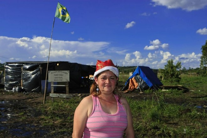 Maria da Conceição Ferreira mora na invasão com o filho de 10 anos: água usada para cozinhar pode ter sido comprometida por aterro |