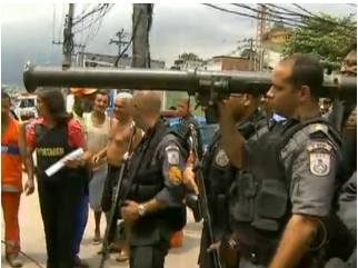 Bazuca encontrada na favela do Alemão | Reprodução / TV Globo