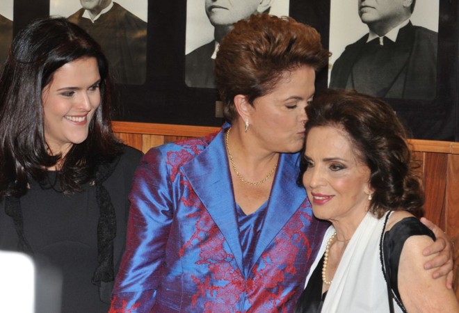 Na diplomação, há duas semanas, teve a companhia de Paula, sua única filha, e de sua mãe, Dilma Jane, descrita por antigos e atuais amigos da presidente como uma mulher muito bonita, elegante e atenciosa |