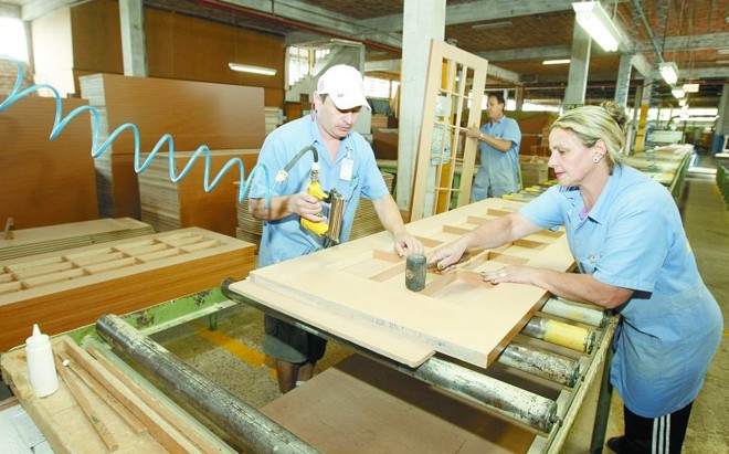 Linha de produção em União da Vitória: projetos de RH têm educação como base |