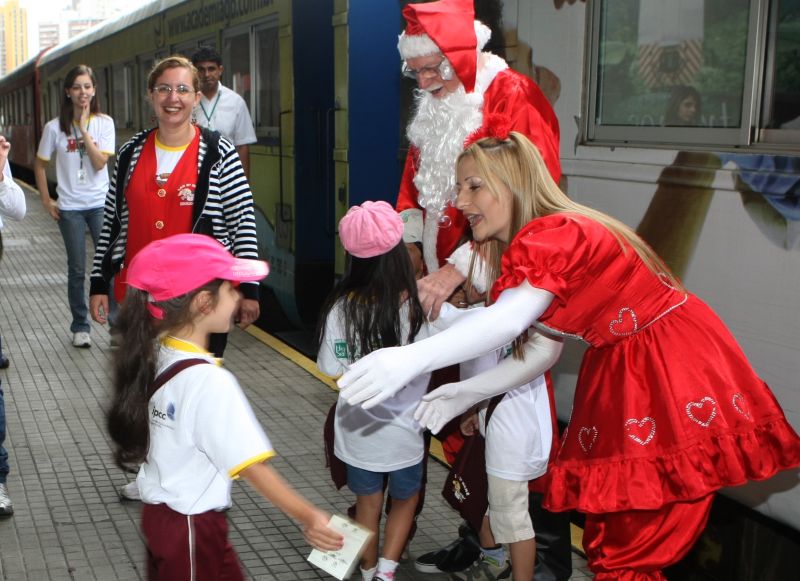 Noel foi disputado pelas crianças | Aniele Nascimento/Gazeta do Povo