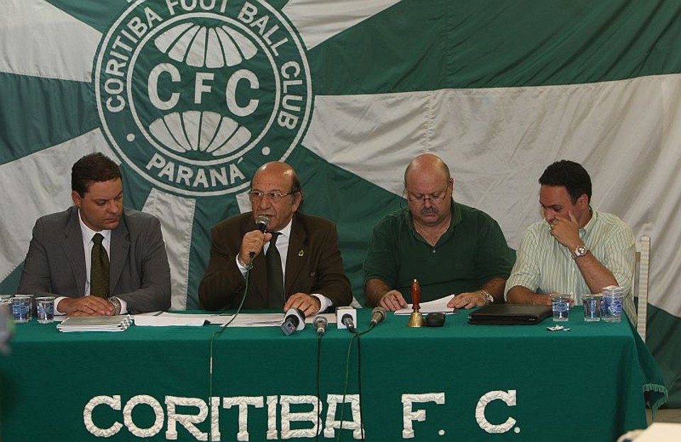 Omar Akel (com o microfone) é o atual presidente do Conselho Deliberativo Coxa | Pedro Serápio / Agência de Notícias Gazeta do Povo