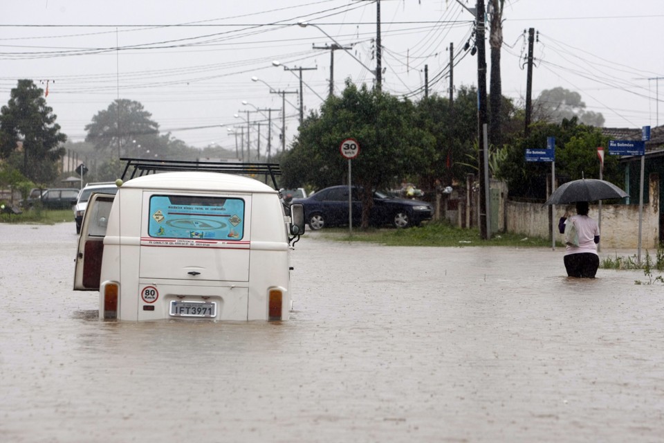 Chuva forte causa estragos em Curitiba e RMC Pinhais, na região metropolitana de Curitiba, foi um dos municípios mais afetados pelas chuvas desta segunda-feira | Daniel Castellano / Agência de Notícias Gazeta do Povo