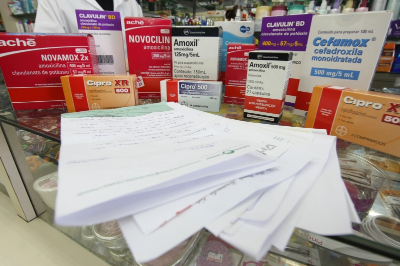 Para vender qualquer antibiótico, o farmacêutico deve reter uma via da receita médica para servir de controle para a Anvisa | Marcelo Elias/Gazeta do Povo