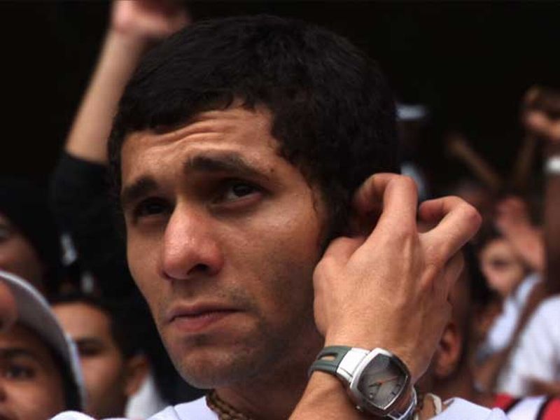 "O céu sobre os ombros" retrata a intimidade de três personagens: transexual que concilia a prostituição com a vida acadêmica; um atendente de telemarketing que integra a torcida organizada e um escritor que é sustentado pela mãe | Divulgação