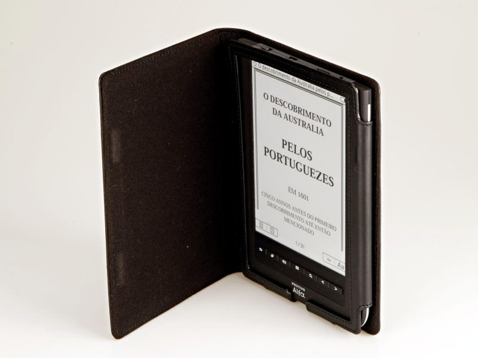 O que você espera de um e-reader? O Positivo Alfa, com a estilosa capa de couro: produto eficiente, mas que sofre com a confusão do público entre e-readers e tablets | Albari Rosa/ Gazeta do Povo