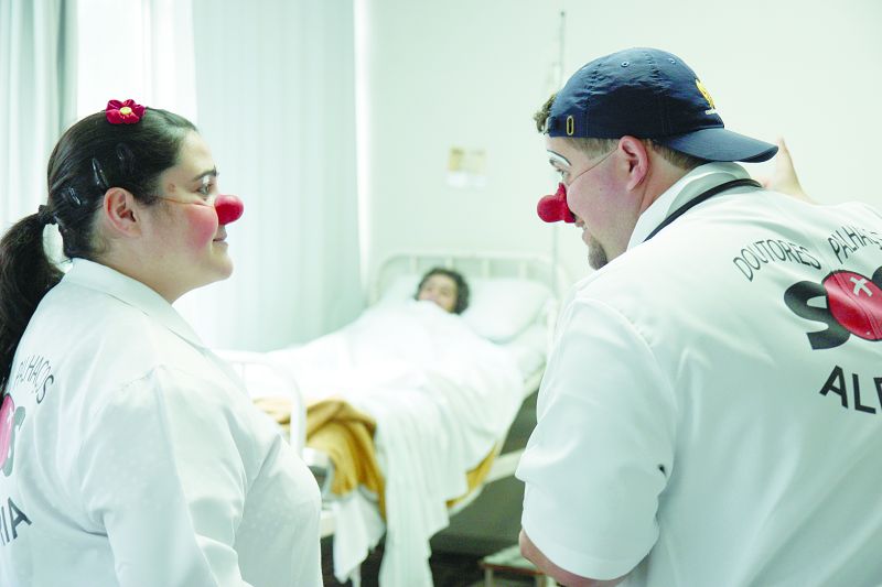 A doutora Tibúrcia e o doutor Esparadrapo animam pacientes do Hospital da Cirança, em Ponta Grossa | Henry Milléo/ Gazeta do Povo