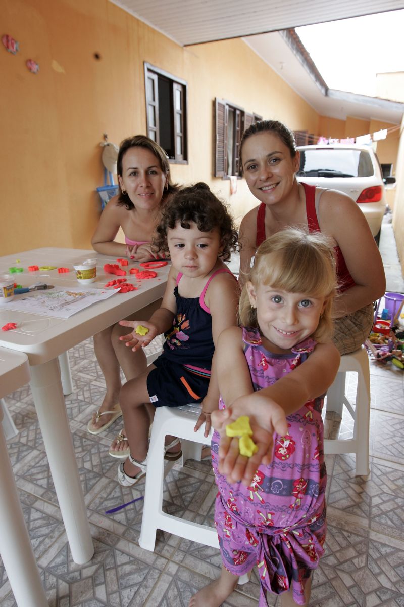 Adriana e Gisele Ferrari levam um arsenal divertido para a praia para entreter Júlia e Íris | Hedelson Alves/ gazeta do Povo