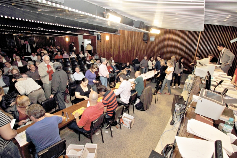 Pagamento: Assembleia calcula que 1,7 mil servidores podem ter direito | Giuliano Gomes/Gazeta do Povo