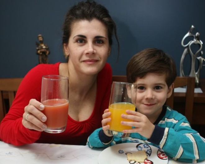 Brócolis, beterraba e muito líquido -Ele adora comer couve-flor, beterraba, maçã e melancia, não perde uma oportunidade de tomar água e não abre mão de um bom prato com brócolis. Seria surpreendente se o dono de um gosto tão refinado fosse um adulto, mas Arthur Guilherme de Macedo tem apenas 4 anos e hábitos de deixar muitas mães com inveja.
