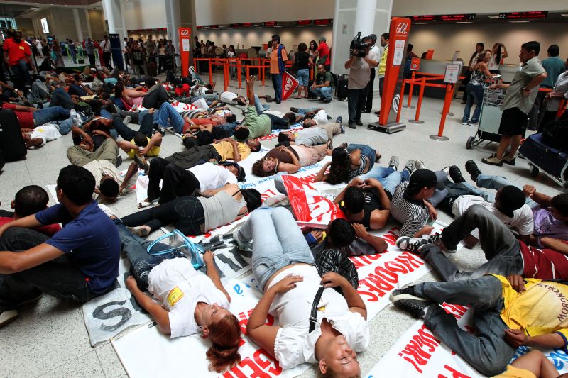 Aeroviários deitaram no saguão do Aeroporto Santos Dumont, no Rio, durante protesto na manhã de ontem | Fábio Motta / AE