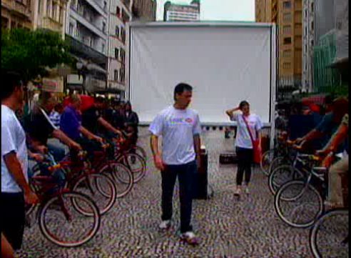 Bicicletas geram a energia para a projeção de filme em cinema ao ar livre | RPC TV