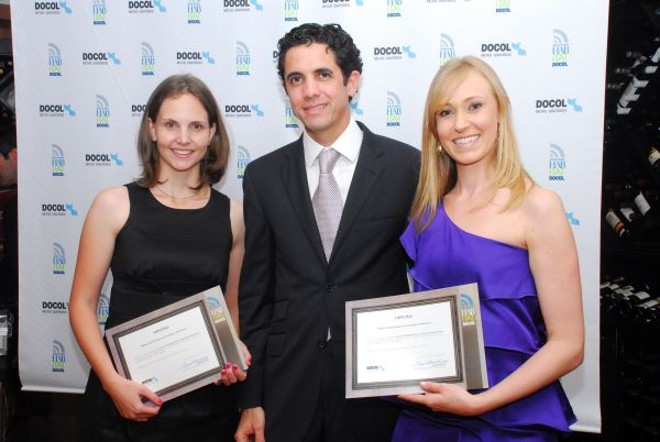 As arquitetas curitibanas Carla Vendramin (à esq.) e Sharise Radtke Avila faturaram o prêmio de Melhor Projeto da Região Sul na 10ª edição do concurso Arquitetando Habitat Docol. A premiação, realizada em São Paulo, contemplou o projeto de um banheiro equipado com ofurô. Com elas na foto, o diretor comercial da Docol, Guilherme Bertani |