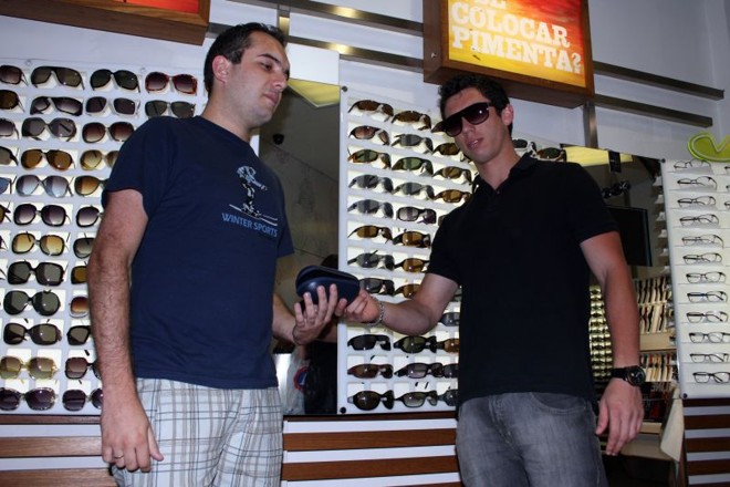 Anderson Oliveira e o gerente da Chilli Beans Robson Matias: óculos novos | 