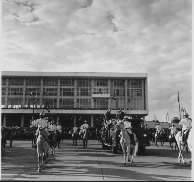 Funeral do governador Parigot de Souza, em 1973, passa na frente do palácio | Fotos: Acervo Jair Elias dos Santos Júnior