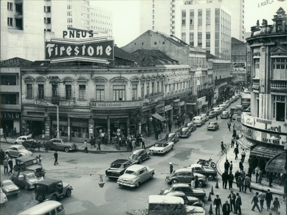 Esquina das ruas Dr. Ébano Pereira e XV de Novembro, na década de 1960: flagrante | Synval Stocchero/Coleção Synval Stocchero/Acervo DPC/FCC