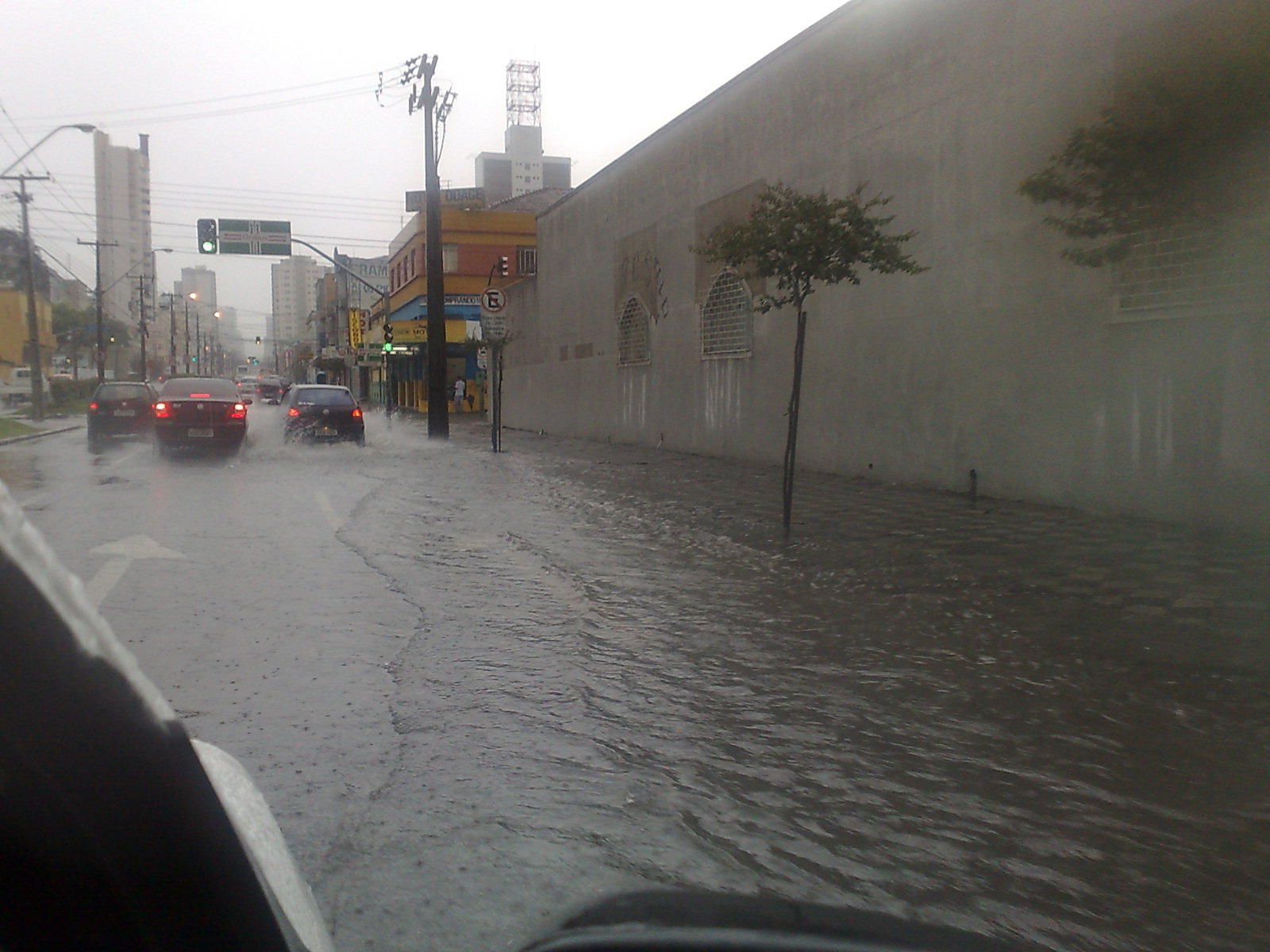 Conforme explica a Defesa Civil, maior parte dos alagamentos é causada por bueiros ou manilhamento entupidos | Aniela Almeida / Gazeta do Povo