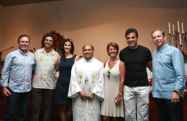 A festa de Natal em Família, no Mabu Thermas & Resort, em Foz do Iguaçu, contou com a presença do governador eleito e da futura primeira-dama do estado, que devem passar o réveillon por lá também. Na foto, o padre Paulo é ladeado pelo empresário Carlos Sandrini, presidente do Centro Europeu; o casal José Maria Abujamra e Astrid, da Rede de Hotéis Mabu; o casal Fernanda e Beto Richa; e José Ost, diretor-geral da escola curitibana | Alfredo Tsuzuki