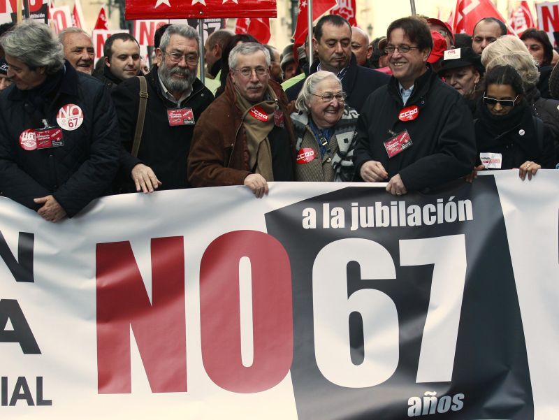 Trabalhadores protestam contra os planos do governo espanhol de ampliar a idade de aposentadoria | REUTERS/Andrea Comas