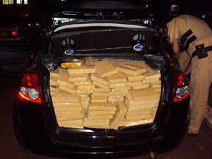 Maconha era transportada em porta-malas sem camuflagem, diz PRF | Foto: Divulgação/PRF-PR