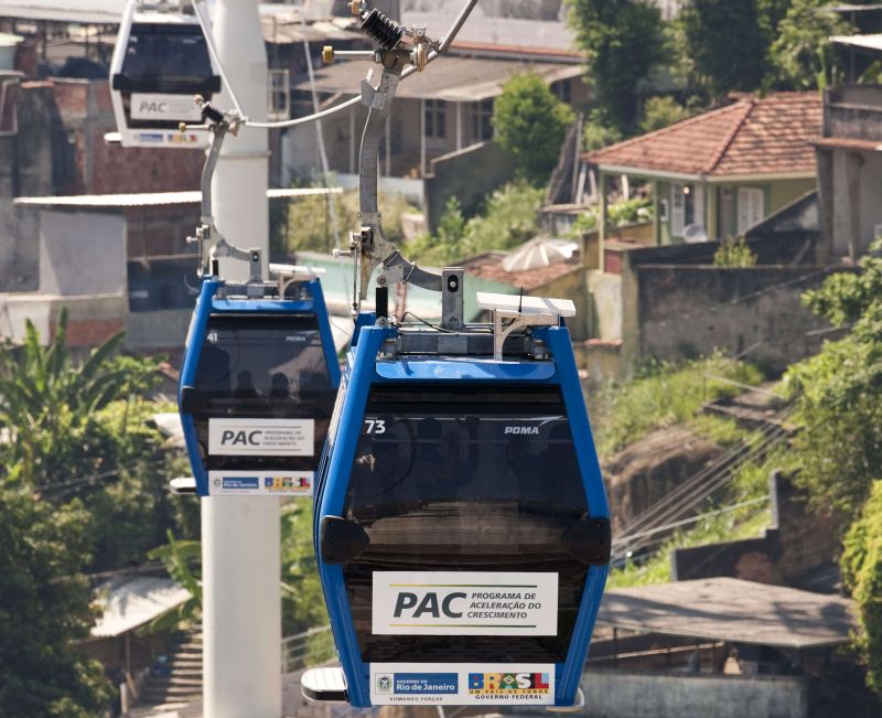 Lula fez ontem uma viagem experimental no teleférico que liga favelas a trens | Antonio Scorza / AFP