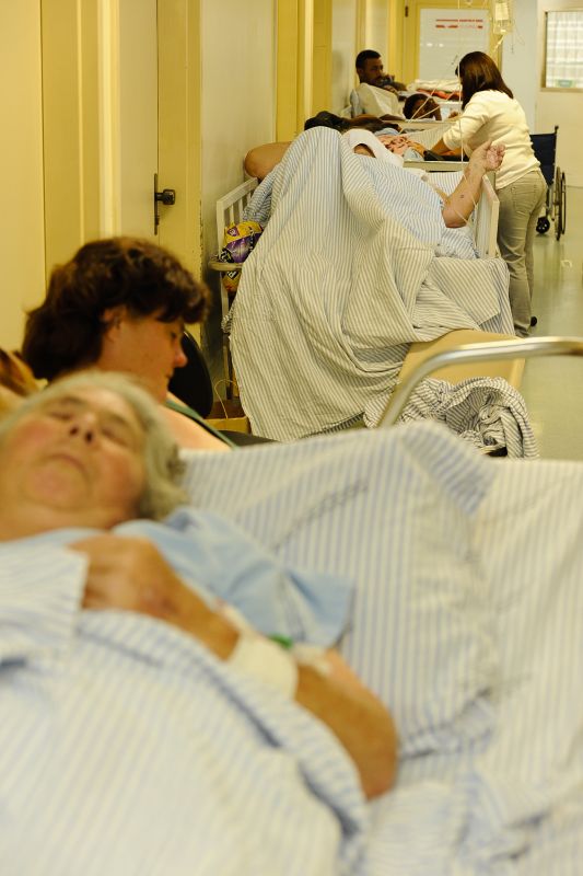 Pacientes fora de quartos no Hospital Universitário: atendimento até no chão | Fábio Dias/Gazeta do Povo