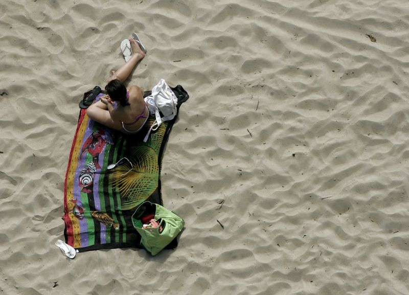 Tempo bom na areia de Matinhos: previsão é de que até 21 de março as temperaturas fiquem acima da média histórica | Hedeson Alves / Gazeta do Povo