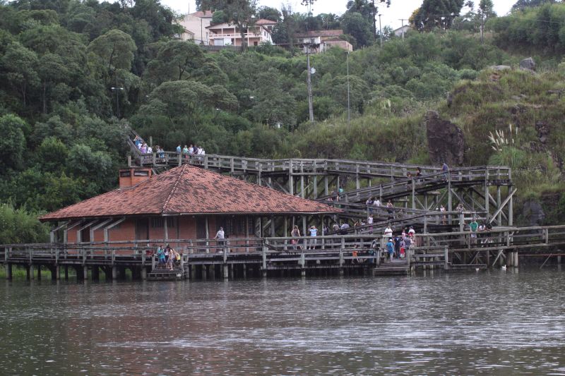 Documento mundial destacou modelo adotado em parques de Curitiba, como o Tanguá, em que lagos são criados para ajudar a conter enchentes e há áreas verdes para o lazer dos moradores | Giuliano Gomes/Gazeta do Povo
