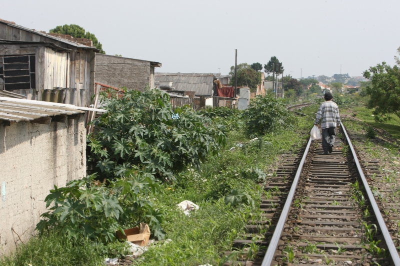 Cajuru destoa de outros extremos: trilho de trem é marco do tráfico | Aniele Nascimento/Gazeta do Povo