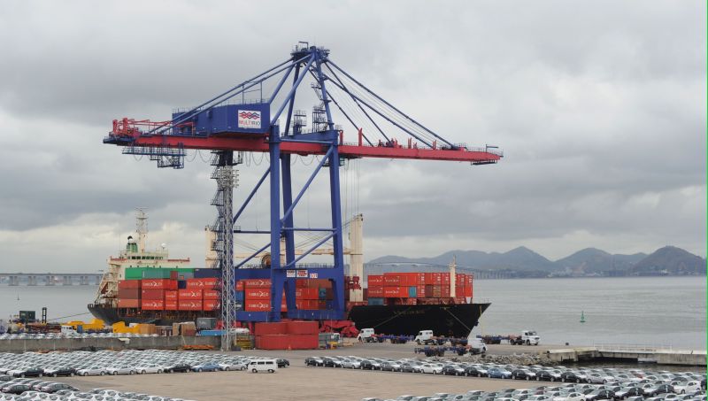 Movimentação no porto do Rio de Janeiro: balança comercial deve fechar 2011 com superávit de US$ 11 bilhões, o mais fraco em dez anos | Antonio Scorza/AFP