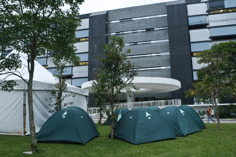 Há cinco dias, professores acamparam em frente ao Palácio das Araucárias a fim de protestar: eles marcaram uma greve para a próxima segunda-feira | Antonio Costa/Gazeta do Povo