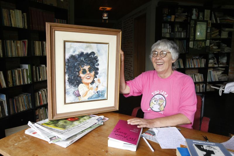 Terezinha Cardoso, em sua casa na Barreirinha, com o retrato ganho do cartunista Cláudio Seto | Fotos: Daniel Castellano/Gazeta do Povo