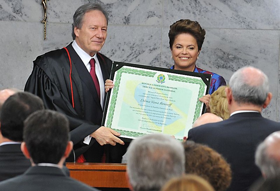 Dilma recebe das mãos do presidente do TSE, Ricardo Lewandowski, o diploma que a habilita a tomar posse como pesidente | Valter Campanato / Agência Brasil