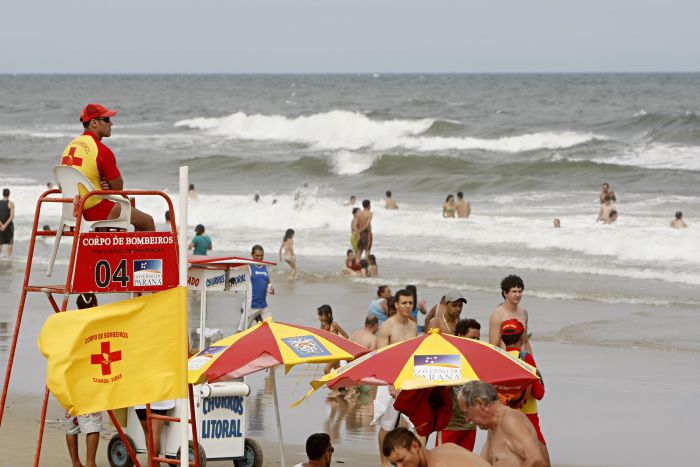 Orientação é para que veranista só entre na água onde houver supervisão dos guarda-vidas | Albari Rosa / Gazeta do Povo