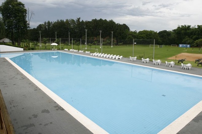 Inaugurado no início do ano, o Centro de Treinamento do Iraty, em Londrina, tem campo de futebol em boas condições e piscina à disposição dos 60 atletas das categorias de base do clube. A foto acima mostra a fachada do local | 