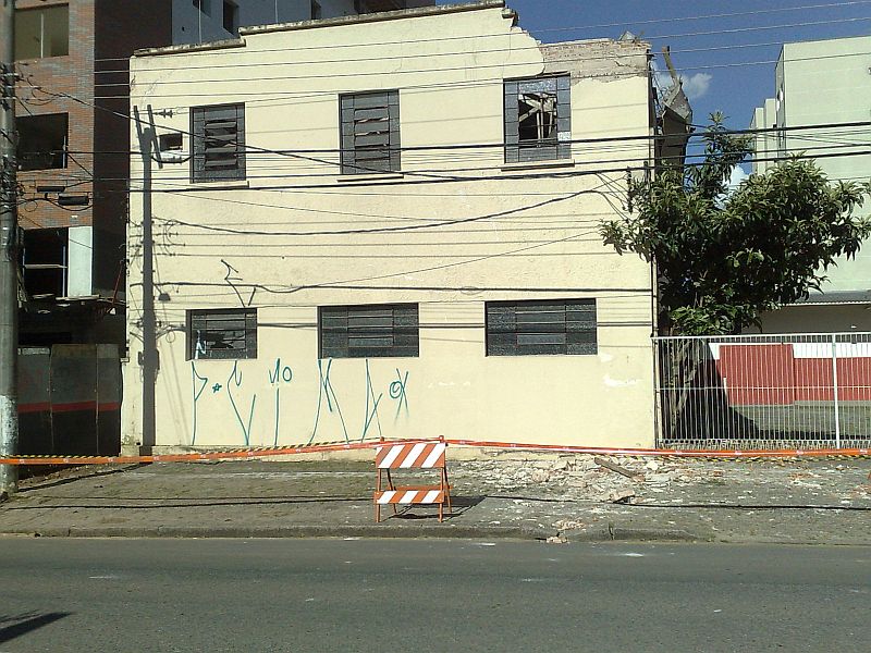 Parte da fachada de prédio no bairro Água Verde caiu nesta segunda-feira | Vitor Geron / Gazeta do Povo