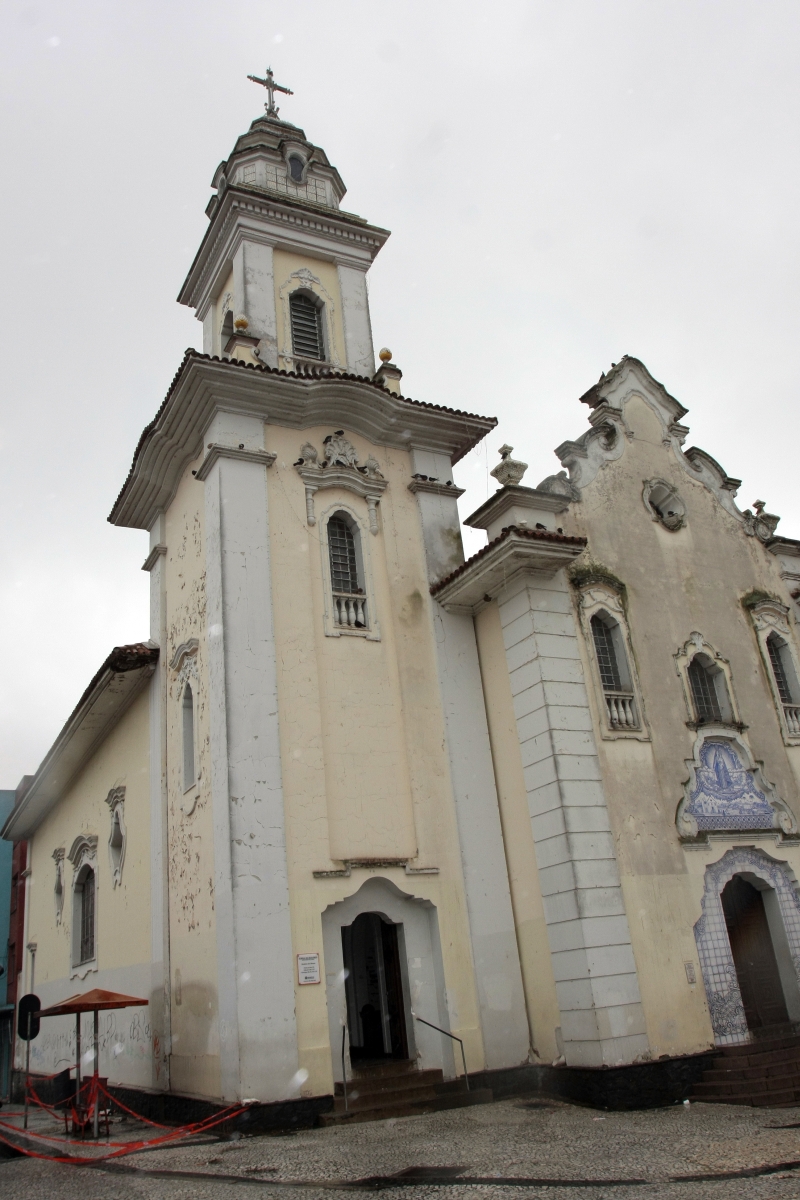 Igreja do Rosário está com pintura descascando e paredes pichadas. Detalhe do beiral danificado | Walter Alves/Gazeta do Povo