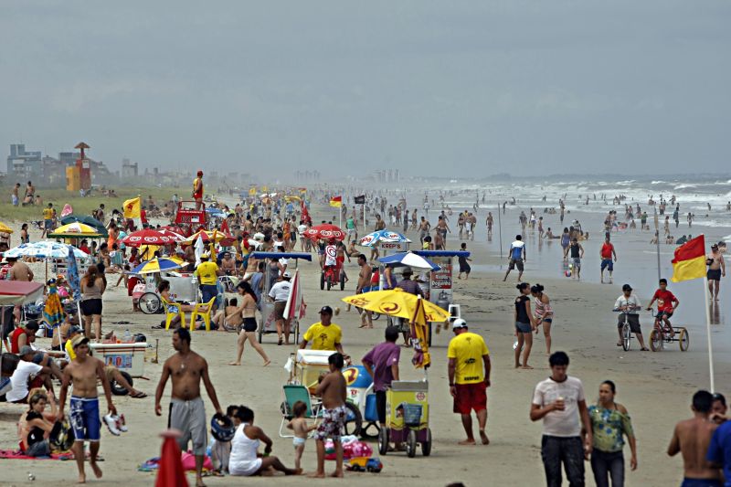 Praias cheias de norte a sul: no Balneário de Praia de Leste, em Pontal do Paraná, a areia ficou lotada | Albari Rosa/ Gazeta do Povo