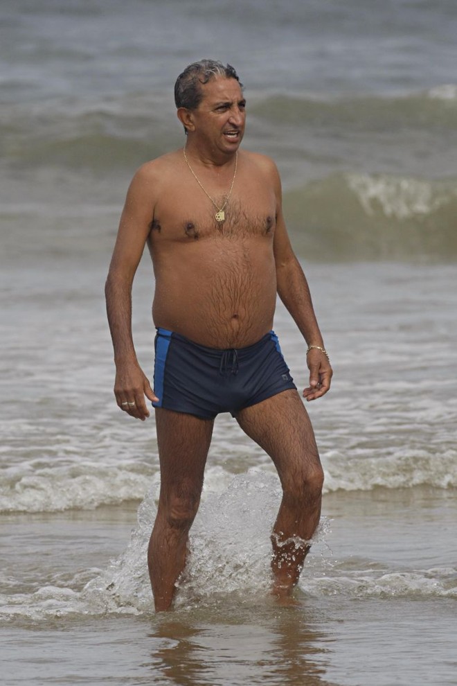 O representante comercial Odir Lacerda não abre mão do modelito branco.