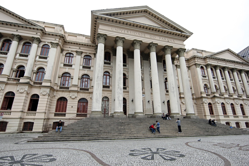 Prédio histórico da UFPR, na Praça Santos Andrade: projeto para novo espaço cultural e para manter câmpus do curso de Direito | Albari Rosa / Gazeta do Povo