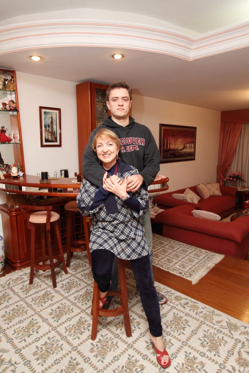 Eles são tudo para mim. Se um espirra, eu me preocupo, se viajam e não ligam, eu nem durmo. Ai se alguém fizer alguma coisa contra os meus sobrinhos!
Vera Lúcia Damokoski, 60 anos, na foto com Bernardo, um dos quatro sobrinhos | Giuliano Gomes/ Gazeta do Povo