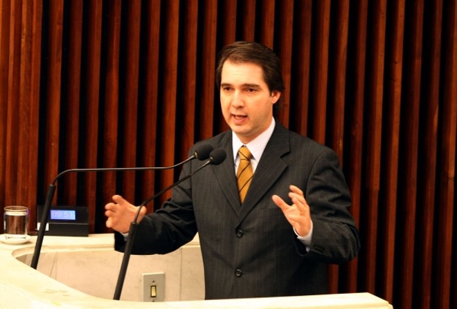 Wilson Quinteiro (PSB) -*Cargo que ocupará: secretário de Relações com a Comunidade *Posição atual: deputado estadual O parlamentar nasceu em Maringá. É advogado, especialista em Direito do Consumidor e Direito Eleitoral. Tentou a reeleição neste ano, mas acabou como primeiro suplente do PSB, que elegeu três deputados. Tem 39 anos | 