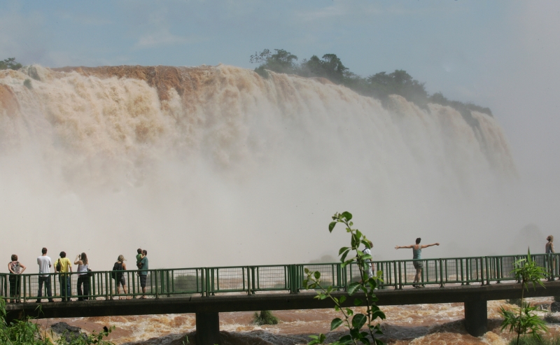 Quem visitou o Parque Nacional do Iguaçu nesta terça-feira (07) pôde apreciar um espetáculo diferente das águas - no final da tarde a vazão das Cataratas do Iguaçu chegou a 4,7 milhões de litros de água por segundo | Fotos: Christian Rizzi/Agência de Notícias Gazeta do Povo