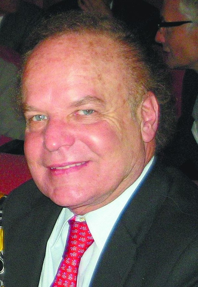 DESTAQUE NA EUROPA -O cirurgião plástico curitibano Arnaldo Miró acaba de retornar da cidade de Coimbra, em Portugal, onde representou o Brasil no 40º Congresso Português de Cirurgia Plástica, a convite dos cirurgiões portugueses Celso Cruzeiro, presidente do evento médico, e do prof. José Rosa, do Instituto Português de Oncologia. Ao transmitir sua experiência em implantes mamários e cirurgias estéticas da face, Miró pode trocar com seus colegas europeus importantes conceitos sobre a especialidade no contexto das mais modernas técnicas cirúrgicas |