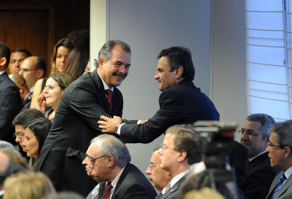O senador Aloizio Mercadante junto ao senador eleito por Minas Gerais, Aécio Neves, durante cerimônia de posse do novo presidente da TCU, na semana passada | Agência Brasil