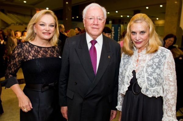 Maria Inês Pierin Borges da Silveira (à esquerda) transmitiu o cargo de presidente da Business Professional Women (BPW) de Curitiba para Lylian Tamplin Vargas, para mandato de dois anos, em concorrida cerimônia na semana que passou, no Cietep. Na foto entre as duas o industrial Mário de Mari, importante nome do empresariado paranaense | Divulgação