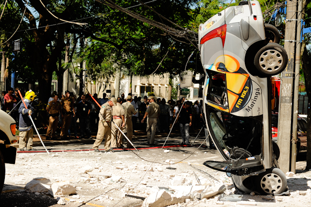 O acidente aconteceu por volta das 9h45, no centro. Muitas pessoas acompanharam o trabalho dos bombeiros | Fábio Dias/Gazeta Maringá